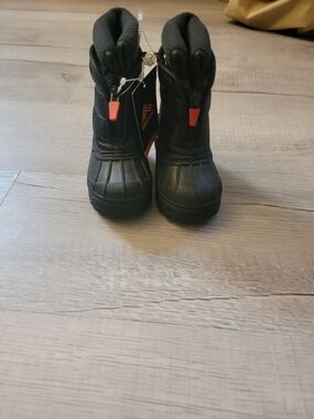 Reebok Kids Black Winter Boots with Red Pull